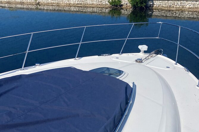 Private Yacht 48 ft Sting Ray City, Snorkel & Starfish Beach - A private boat day built around Stingray City